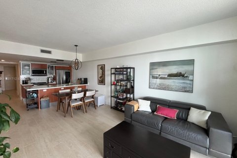 Condo in Miami, Florida, 2 bedrooms  № 1944132 - photo 2
