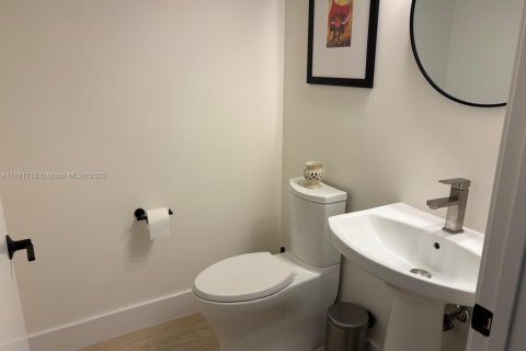 Condo in Miami, Florida, 2 bedrooms  № 1944132 - photo 5