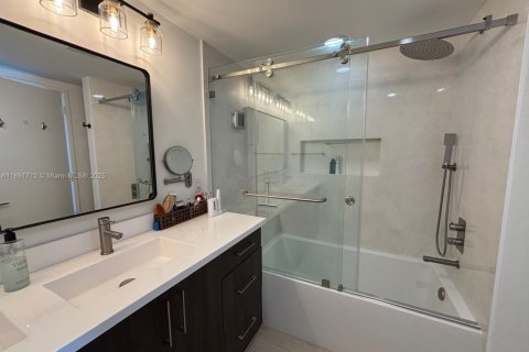 Condo in Miami, Florida, 2 bedrooms  № 1944132 - photo 8