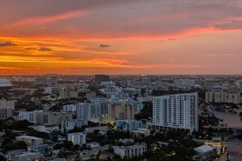 Condo in Miami, Florida, 2 bedrooms  № 1944132 - photo 13