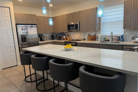 Townhouse in Miami Lakes, Florida 4 bedrooms, 177.26 sq.m. № 1993344 - photo 2