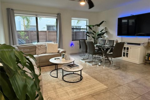 Townhouse in Miami Lakes, Florida 4 bedrooms, 177.26 sq.m. № 1993344 - photo 4