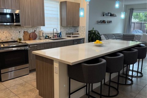 Townhouse in Miami Lakes, Florida 4 bedrooms, 177.26 sq.m. № 1993344 - photo 3