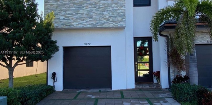 Townhouse in Miami Lakes, Florida 4 bedrooms, 177.26 sq.m. № 1993344
