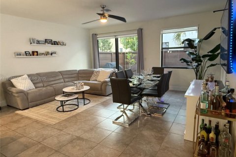 Townhouse in Miami Lakes, Florida 4 bedrooms, 177.26 sq.m. № 1993344 - photo 5