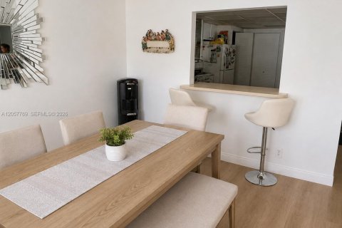 Condo in Hialeah, Florida, 2 bedrooms  № 2259736 - photo 2