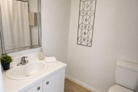 Condo in Hialeah, Florida, 2 bedrooms  № 2259736 - photo 3