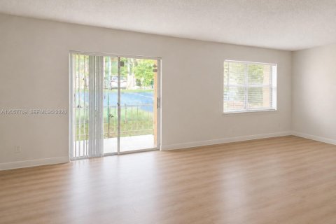 Condo in Hialeah, Florida, 2 bedrooms  № 2259736 - photo 4