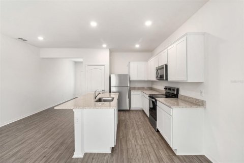 House in Winter Haven, Florida 4 bedrooms, 173.08 sq.m. № 2222329 - photo 7