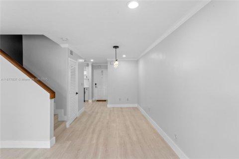 Copropriété à louer à Pinecrest, Floride: 2 chambres, 89.19 m2 № 1922803 - photo 5