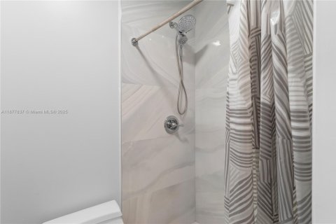 Copropriété à louer à Pinecrest, Floride: 2 chambres, 89.19 m2 № 1922803 - photo 11