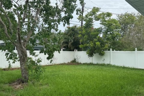 House in Seminole, Florida 3 bedrooms, 156.08 sq.m. № 2204305 - photo 15