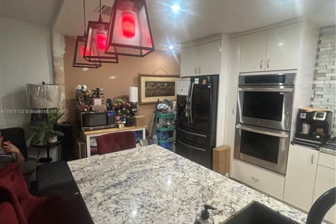 House in North Miami, Florida 3 bedrooms, 132.85 sq.m. № 1975106 - photo 2