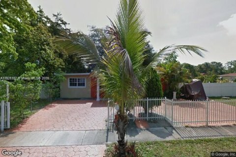 House in North Miami, Florida 3 bedrooms, 132.85 sq.m. № 1975106 - photo 1
