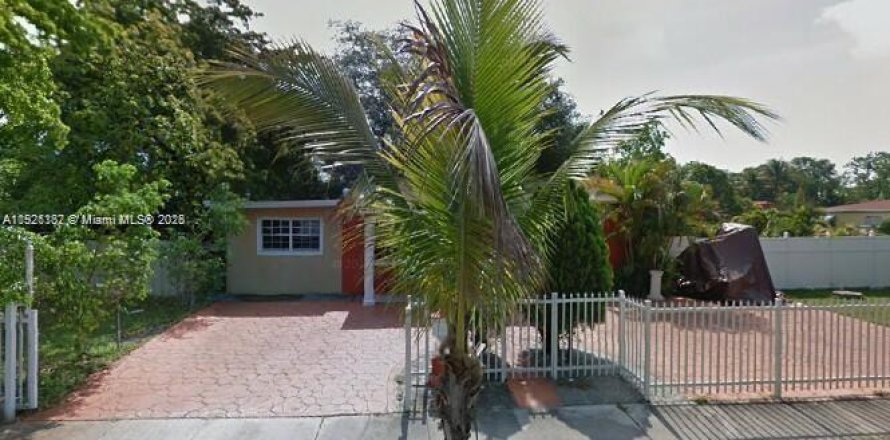 House in North Miami, Florida 3 bedrooms, 132.85 sq.m. № 1975106
