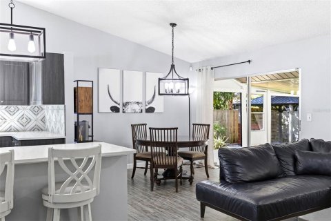 House in Palm Harbor, Florida 4 bedrooms, 148.18 sq.m. № 2391523 - photo 10