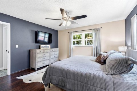 House in Palm Harbor, Florida 4 bedrooms, 148.18 sq.m. № 2391523 - photo 15