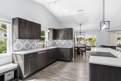 House in Palm Harbor, Florida 4 bedrooms, 148.18 sq.m. № 2391523 - photo 6