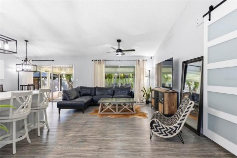 House in Palm Harbor, Florida 4 bedrooms, 148.18 sq.m. № 2391523 - photo 4
