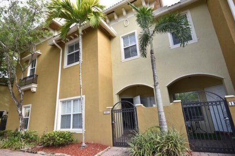 Adosado en alquiler en Tamarac, Florida, 3 dormitorios, 142.7 m2 № 2078455 - foto 2
