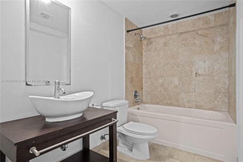 Condominio en alquiler en Miami, Florida, 1 dormitorio, 65.4 m2 № 1922636 - foto 15