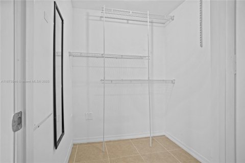 Condominio en alquiler en Miami, Florida, 1 dormitorio, 65.4 m2 № 1922636 - foto 13