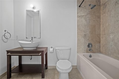 Condominio en alquiler en Miami, Florida, 1 dormitorio, 65.4 m2 № 1922636 - foto 14
