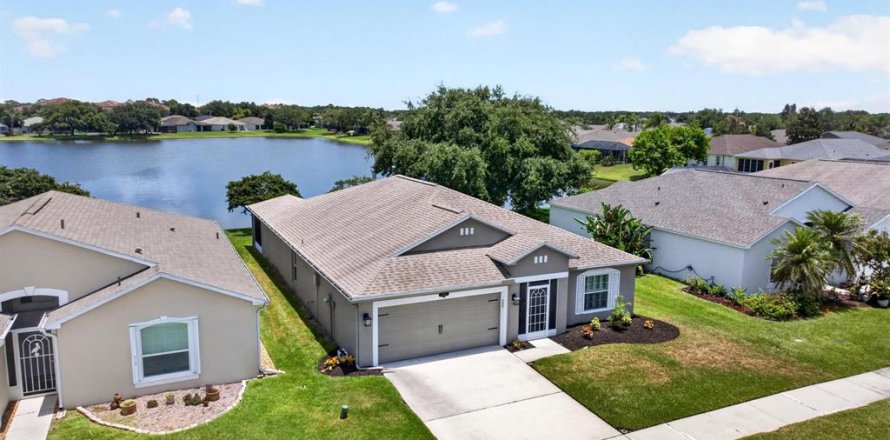 Villa ou maison à Melbourne, Floride 4 chambres, 176.7 m2 № 2228305