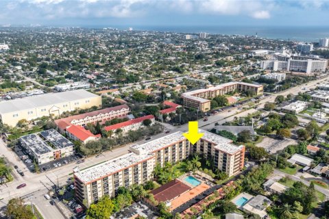 Condo in Pompano Beach, Florida, 2 bedrooms  № 1075964 - photo 1