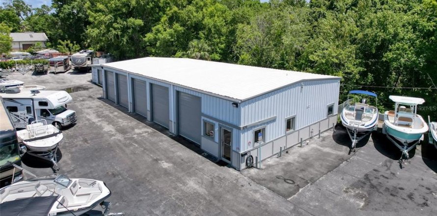 Commercial property in Port Richey, Florida № 1780438