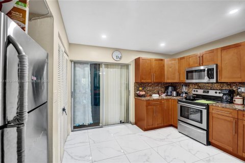 Townhouse in Miami, Florida 3 bedrooms, 102.66 sq.m. № 1920580 - photo 9