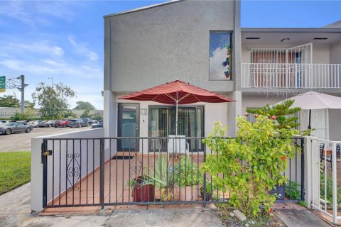 Townhouse in Miami, Florida 3 bedrooms, 102.66 sq.m. № 1920580 - photo 1