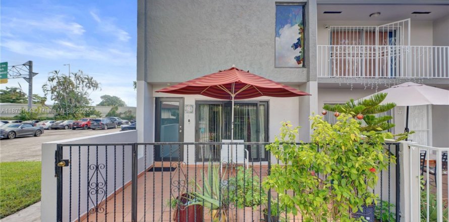 Townhouse in Miami, Florida 3 bedrooms, 102.66 sq.m. № 1920580