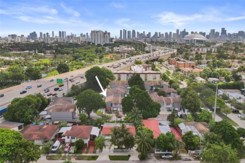 Townhouse in Miami, Florida 3 bedrooms, 102.66 sq.m. № 1920580 - photo 24