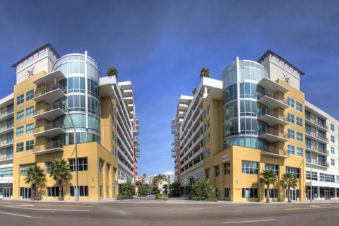 Immobilier commercial à louer à Tampa, Floride: 193.98 m2 № 1841952 - photo 1