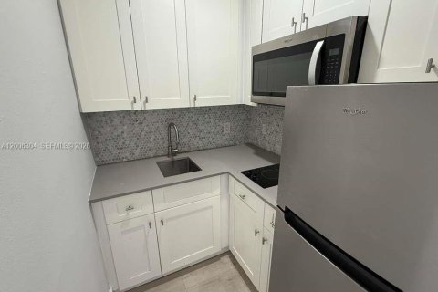 Apartamento en alquiler en South Miami, Florida, 31.59 m2 № 2070285 - foto 2