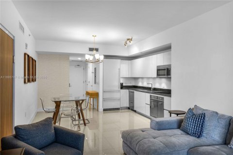 Condominio en alquiler en Miami, Florida, 1 dormitorio, 70.51 m2 № 1950362 - foto 1
