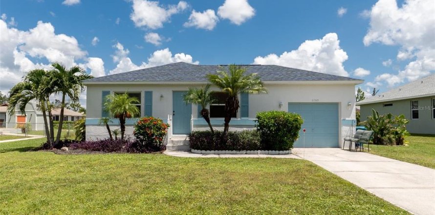 House in Englewood, Florida 3 bedrooms, 79.71 sq.m. № 1879095