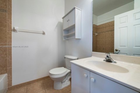 Townhouse in Margate, Florida 3 bedrooms, 165.09 sq.m. № 1862356 - photo 18