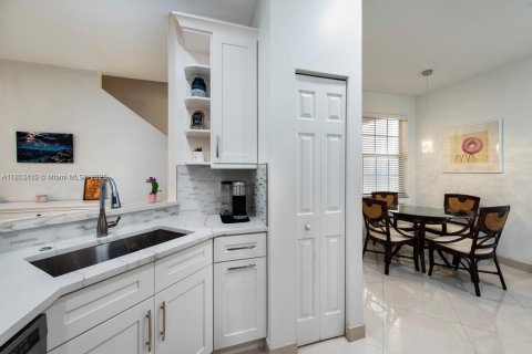 Townhouse in Margate, Florida 3 bedrooms, 165.09 sq.m. № 1862356 - photo 11