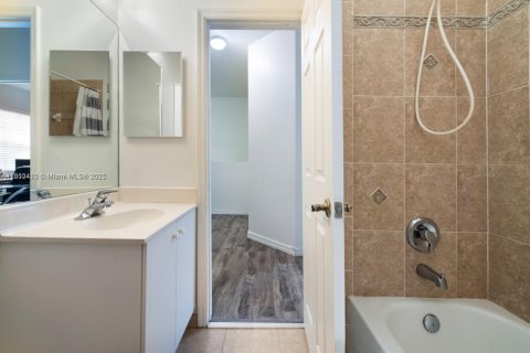 Townhouse in Margate, Florida 3 bedrooms, 165.09 sq.m. № 1862356 - photo 20