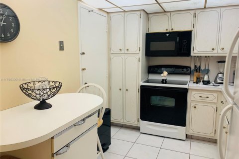 Condo in Hallandale Beach, Florida, 1 bedroom  № 1862879 - photo 7