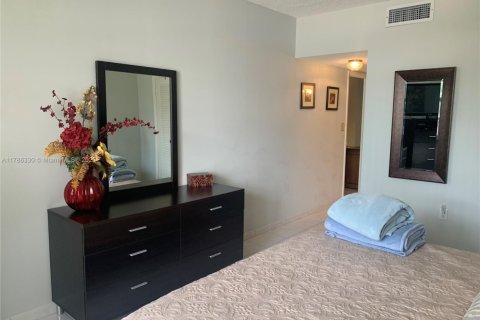 Condo in Hallandale Beach, Florida, 1 bedroom  № 1862879 - photo 13