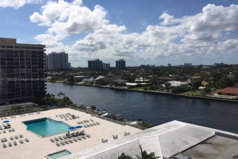 Condo in Hallandale Beach, Florida, 1 bedroom  № 1862879 - photo 17