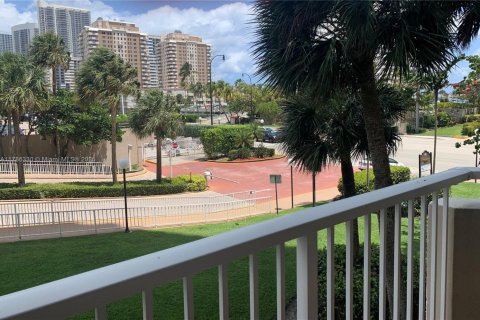 Condo in Hallandale Beach, Florida, 1 bedroom  № 1862879 - photo 15