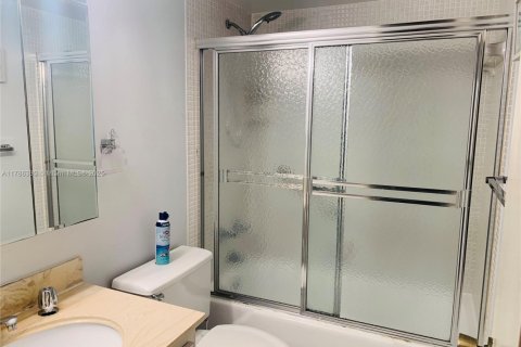 Condo in Hallandale Beach, Florida, 1 bedroom  № 1862879 - photo 10