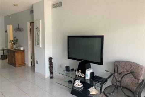 Condo in Hallandale Beach, Florida, 1 bedroom  № 1862879 - photo 4