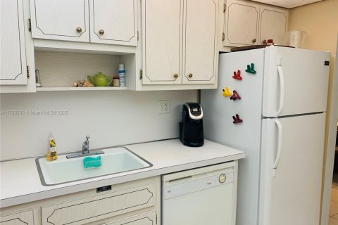 Condo in Hallandale Beach, Florida, 1 bedroom  № 1862879 - photo 6
