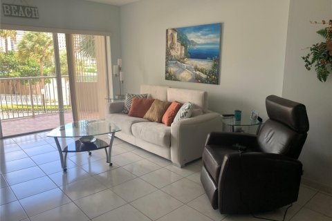 Condo in Hallandale Beach, Florida, 1 bedroom  № 1862879 - photo 1