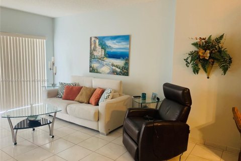 Condo in Hallandale Beach, Florida, 1 bedroom  № 1862879 - photo 3